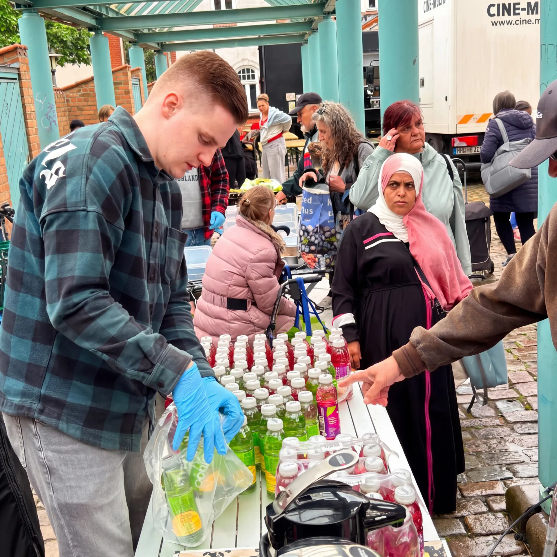 Ausgabe von Getränken bei der Fördehilfe Flensburg e. V.
