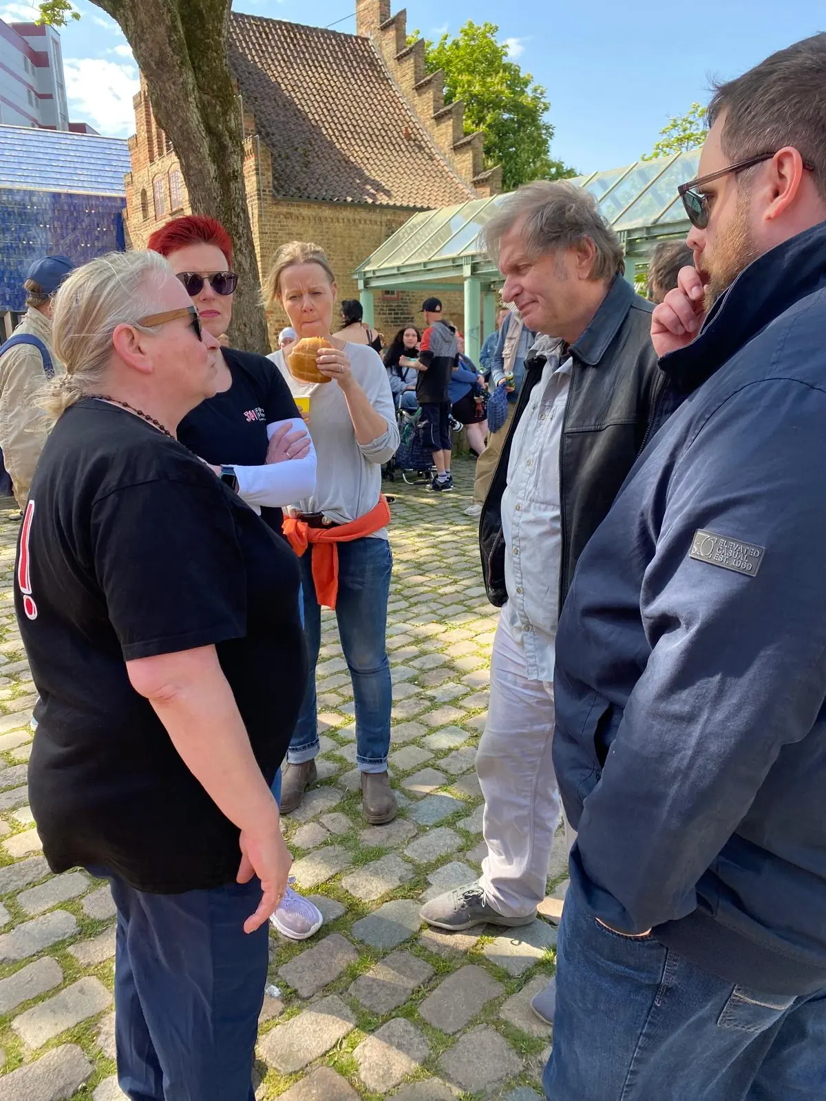 Menschen im Gespräch auf dem Ausgabeplatz