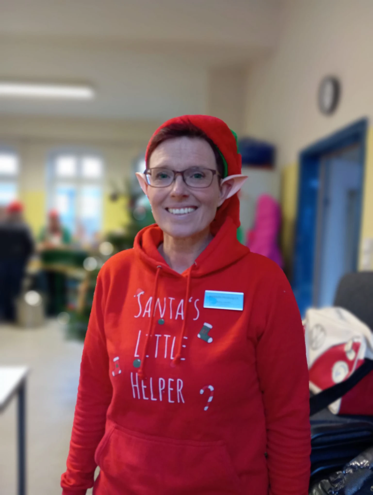 Helferin im roten Weihnachtspulli bei der Weihnachtsfeier