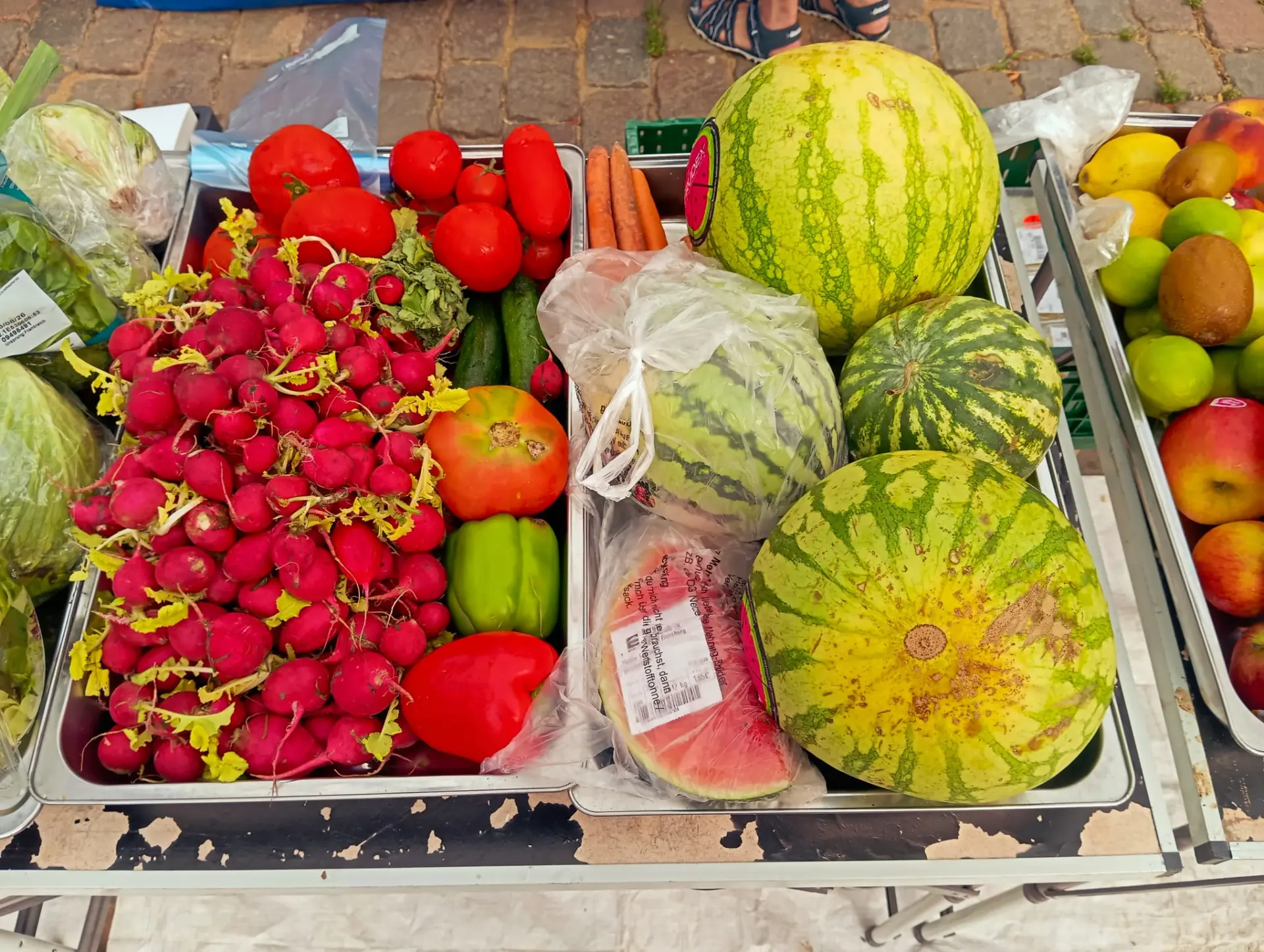 Radieschen, Tomaten, Paprika und Melonen bereit zur Ausgabe
