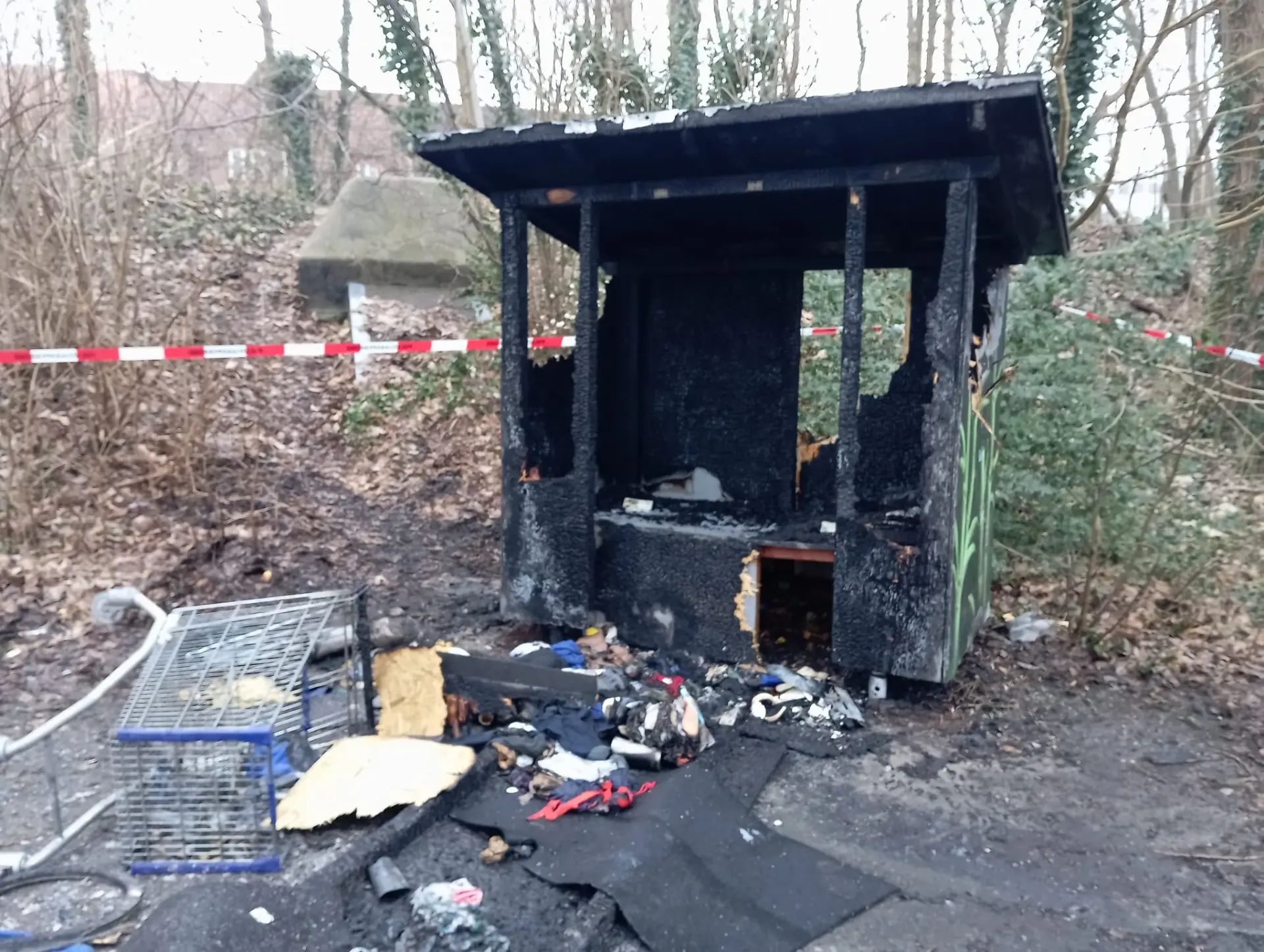 Die abgebrannte erste Schutzhütte hinter Absperrband
