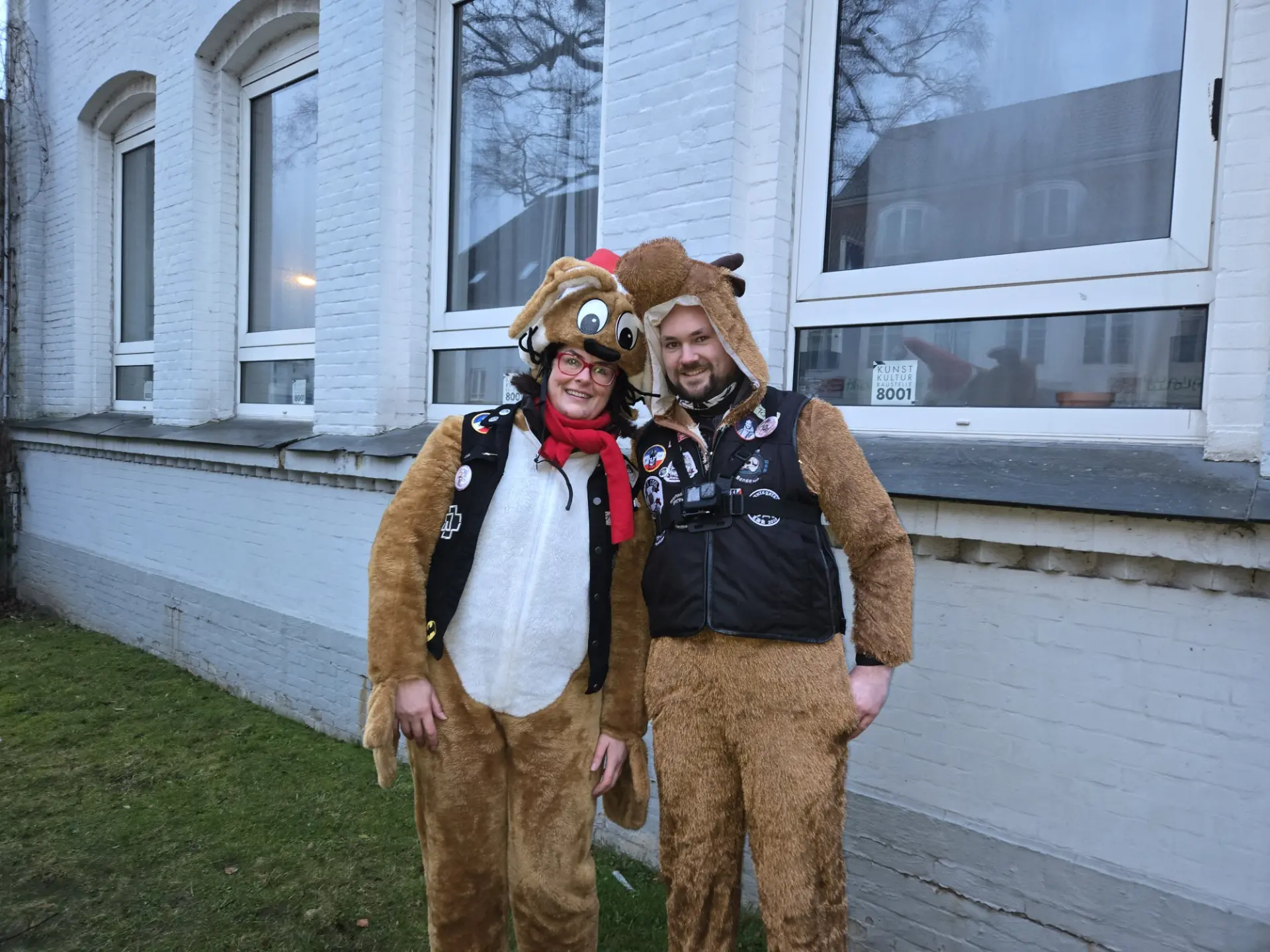 Zwei Helfende in Tierkostümen vor dem Gebäude